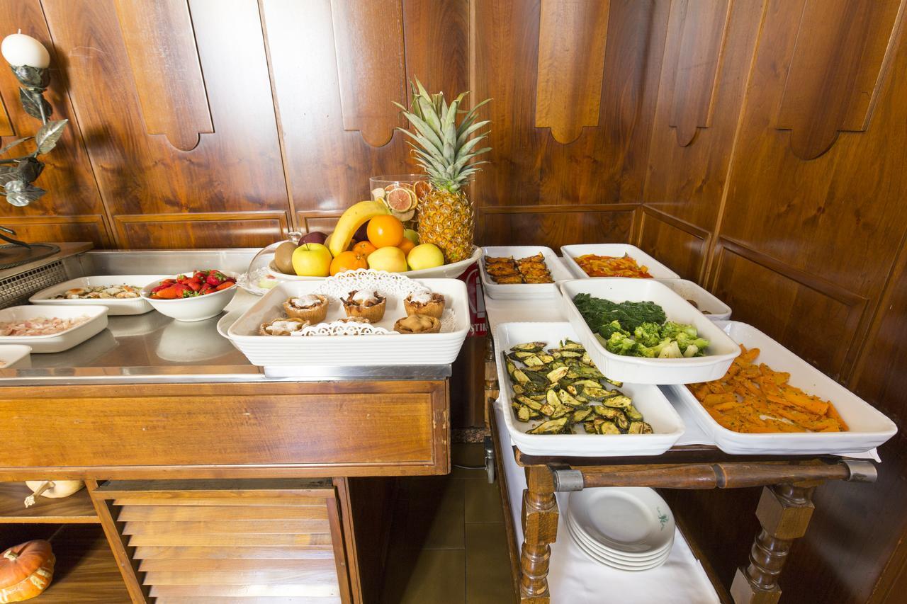 Отель Antica Trattoria Dell'Uva Монца Экстерьер фото