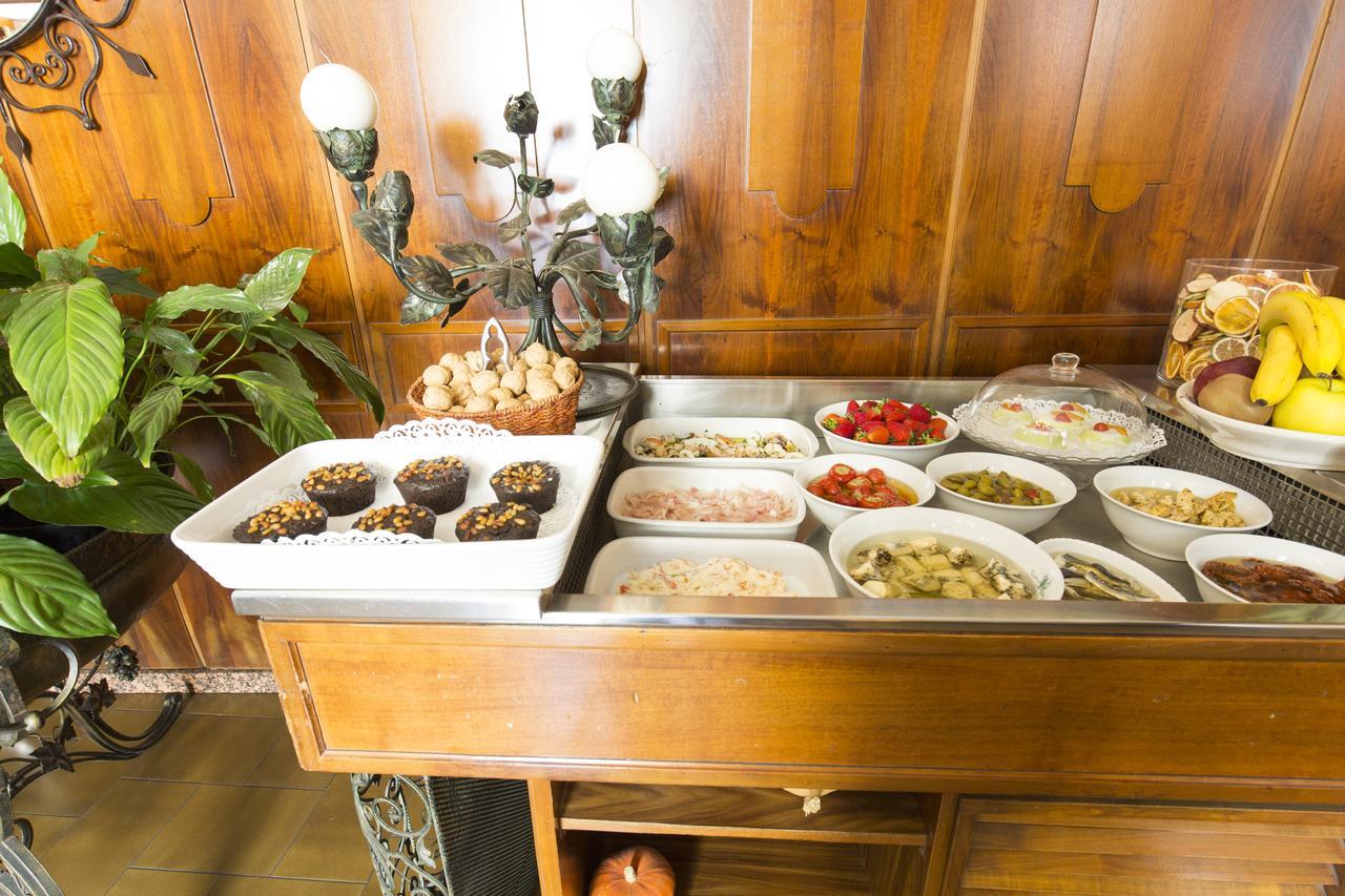 Отель Antica Trattoria Dell'Uva Монца Экстерьер фото
